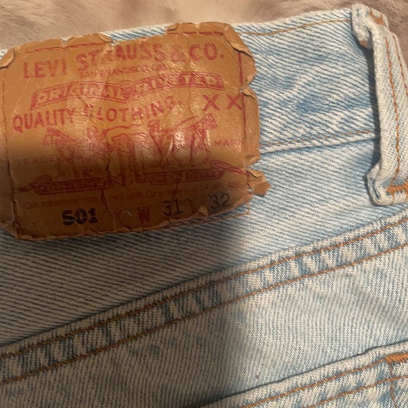 ✨distressed light wash Levi’s shorts✨ - Picture 5 of 5